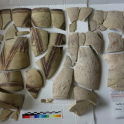 Nettoyage de fragments d'un vase funéraire